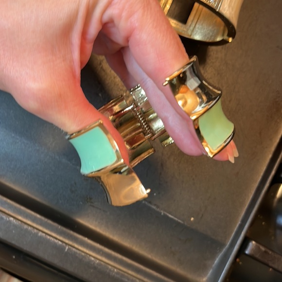 Like new bracelet bundle - Picture 5 of 17